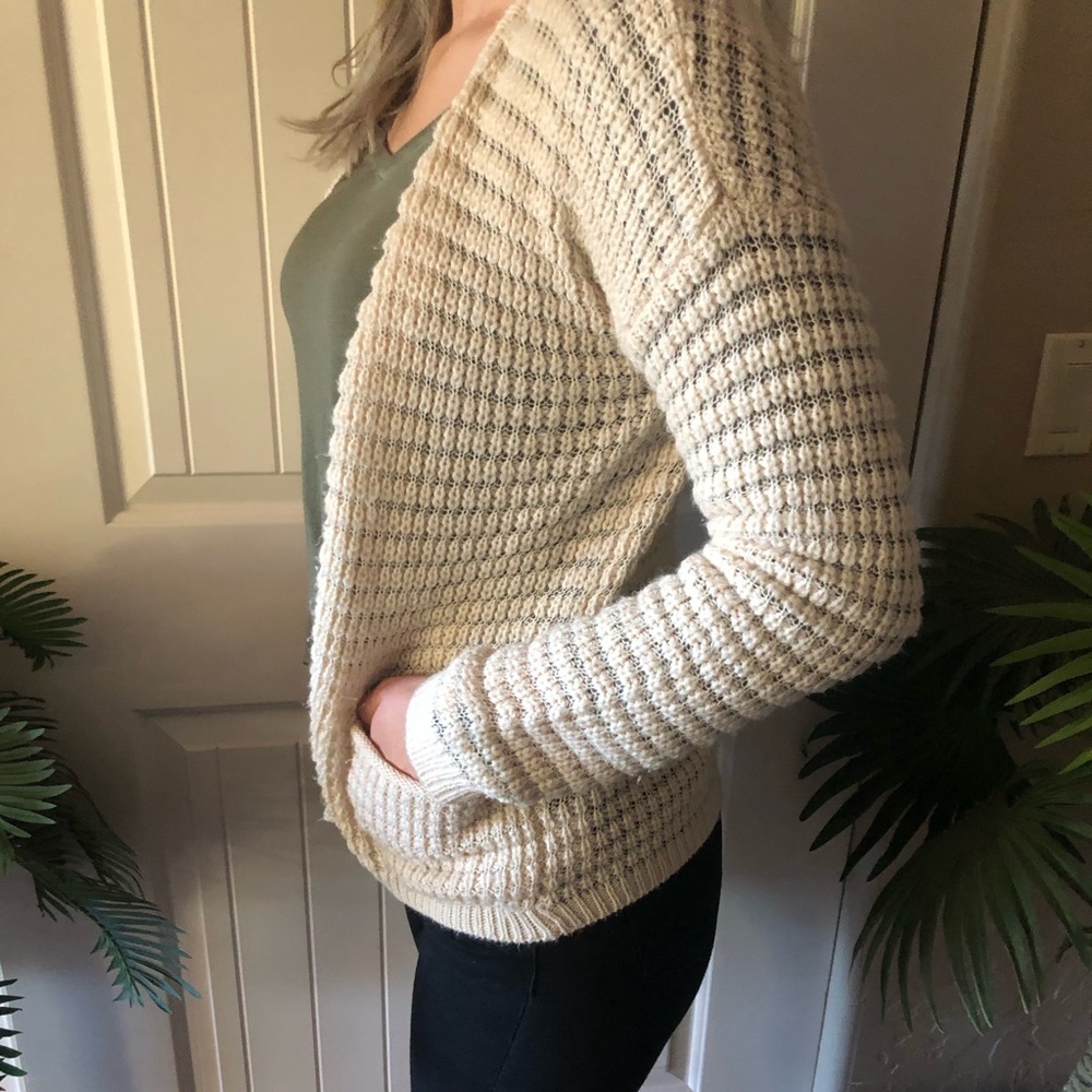 Size small cream knit cardigan with front pockets